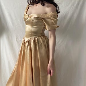 Robe longue en satin doré des années 40 : robe vintage à épaules dénudées