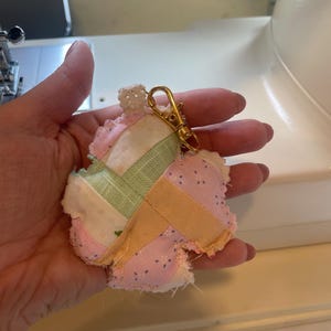 パッチワークのシャムロックキーホルダー｜手作りのキルティングクローバーチャーム｜セントパトリックデーのバッグアクセサリー｜コテージコアのラッキーチャーム