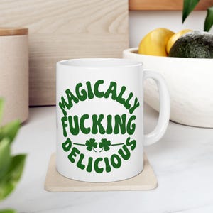 Lustiges Zitat Keramikbecher, St. Patricks Day Kaffee-Liebhaber-Geschenk, Shamrock-Design, magisch lecker, personalisierte Name Option, 11oz 15oz,