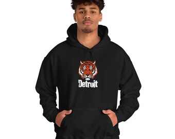 Peut inclure: Sweat-shirt à capuche noir avec un motif de tigre blanc et le mot "Detroit" en lettres blanches.