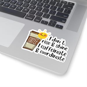 Naklejki z napisem „Miłośnicy kawy” z wycinanymi pocałunkami, zabawne cytaty o kofeinie, dekoracje na laptopa, prezenty dla kawoszy, artykuły biurowe, poranna motywacja