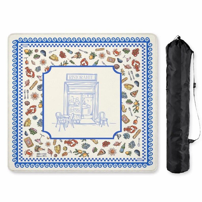 Puede incluir: Una manta de picnic cuadrada con fondo crema, borde de greca azul y una ilustraci&oacute;n central de una fachada de restaurante con la etiqueta RISTORANTE. El patr&oacute;n circundante incluye iconos coloridos de comida y vida marina.