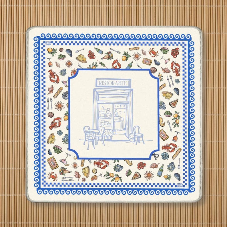 Puede incluir: Un textil cuadrado con una ilustraci&oacute;n central de la fachada de un restaurante con el texto RISTORANTE. El borde muestra un patr&oacute;n de alimentos que incluye langostas, uvas, limones y cubiertos, enmarcado por un dise&ntilde;o griego en azul.