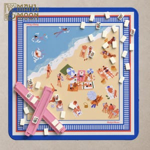 Peut inclure: Un tapis de jeu carré Mahj & Moon illustrant une scène de plage avec des personnes nageant et bronzant. Le tapis présente une bordure bleue à rayures blanches, deux réglettes roses et plusieurs tuiles de mah-jong blanches éparpillées.