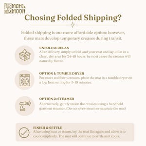 Może przedstawiać: Grafika informacyjna z logo Mahj & Moon zatytułowana Chosing Folded Shipping? Zawiera instrukcje usuwania zagnieceń z mat, w tym rozłożenie na 24-48 godzin, użycie suszarki bębnowej na niskim ustawieniu lub ręcznego parownicy do ubrań.