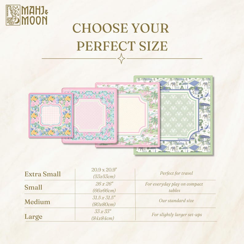 Op de afbeelding: Vier vierkante matten in verschillende maten met bloemen- en tropische patronen. De tekst luidt CHOOSE YOUR PERFECT SIZE, met een tabel met afmetingen van 53 x 53 cm tot 84 x 84 cm. De merknaam Mahj & Moon is linksboven zichtbaar.