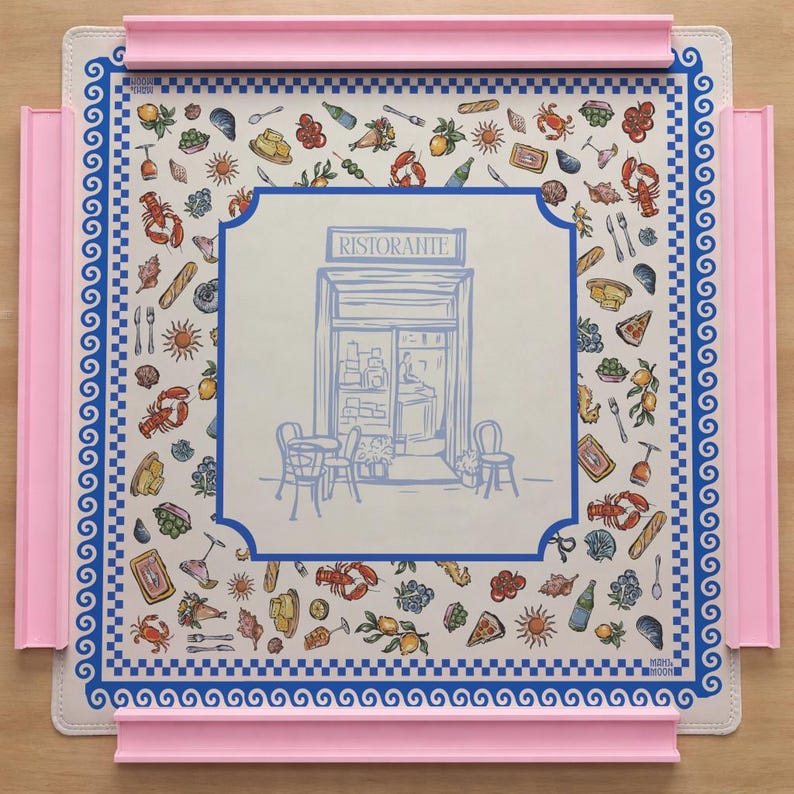 Puede incluir: Un tablero de rompecabezas cuadrado con una superficie clara que presenta una ilustraci&oacute;n central de una fachada de restaurante con la etiqueta RISTORANTE, rodeada por un patr&oacute;n de iconos de comida y vida marina, enmarcado por un borde azul y bordes de pl&aacute;stico rosa.