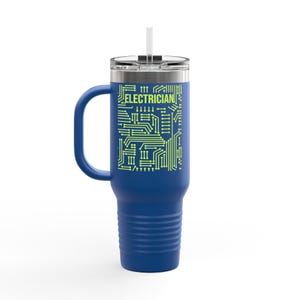 Puede incluir: Una taza de viaje de acero inoxidable azul con asa. La taza tiene un diseño de placa de circuito con la palabra "ELECTRICIAN" en verde.