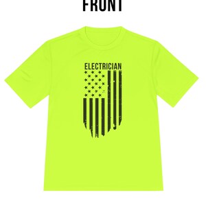 Puede incluir: Una camiseta amarilla brillante con un diseño de bandera estadounidense negra desgastada y el texto "ELECTRICIAN" sobre la bandera.