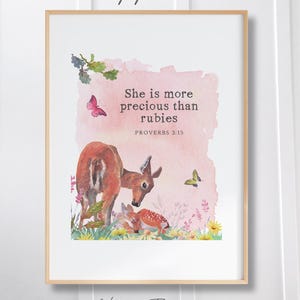 Hon är mer värdefull än rubiner Ordspråksboken 3:15 Bibelverstryck, Barnrumskonst med hjort, Vintage kristen väggkonst för barnrum, Skrifttryck