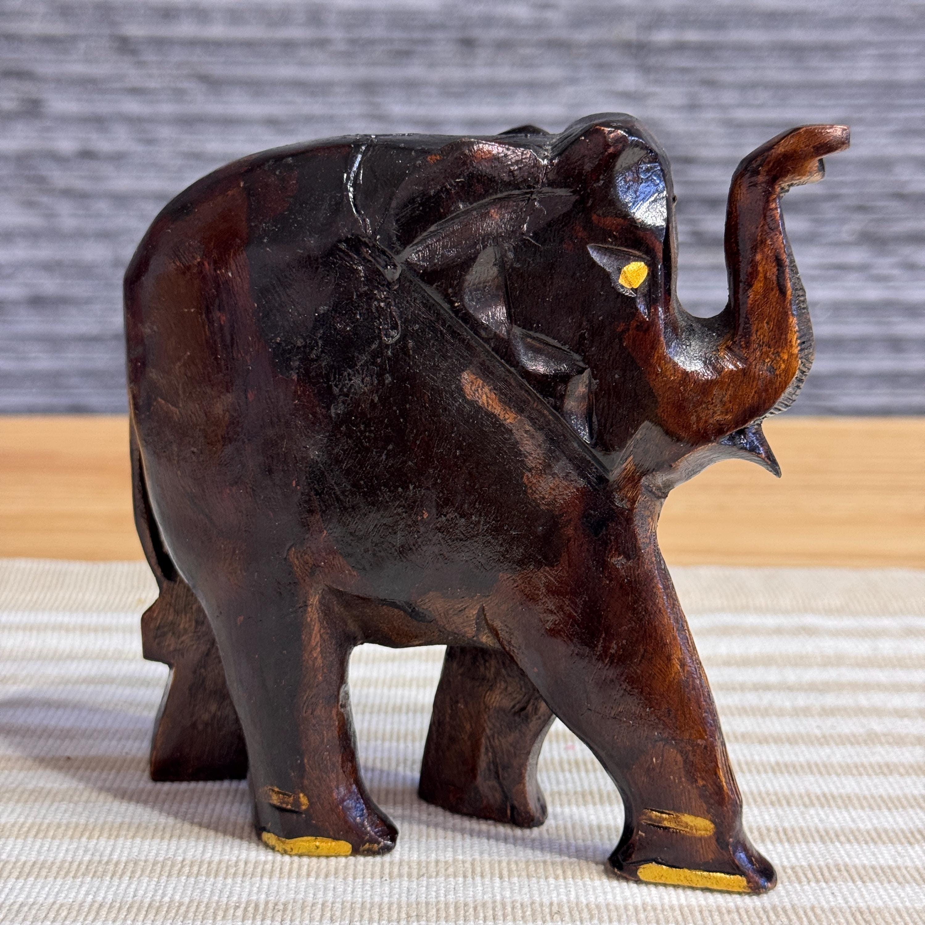 ヴィンテージの手彫りの木製象、スリランカの民芸品の置物、ダーク