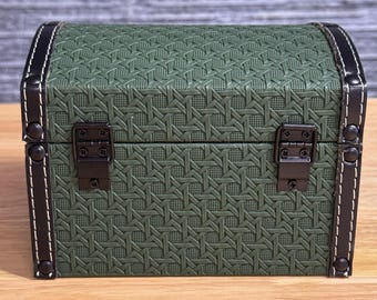 緑色の装飾的な木製ジュエリーケース オールド　ヴィンテージ 緑色の木製レザーボックス、金属製金具、手作りの装飾チェスト