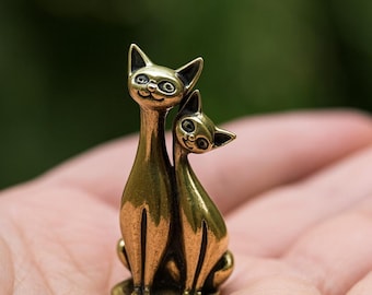 ヴィンテージメタル猫の置物、日本製コレクター向け猫像、小さな真鍮風 