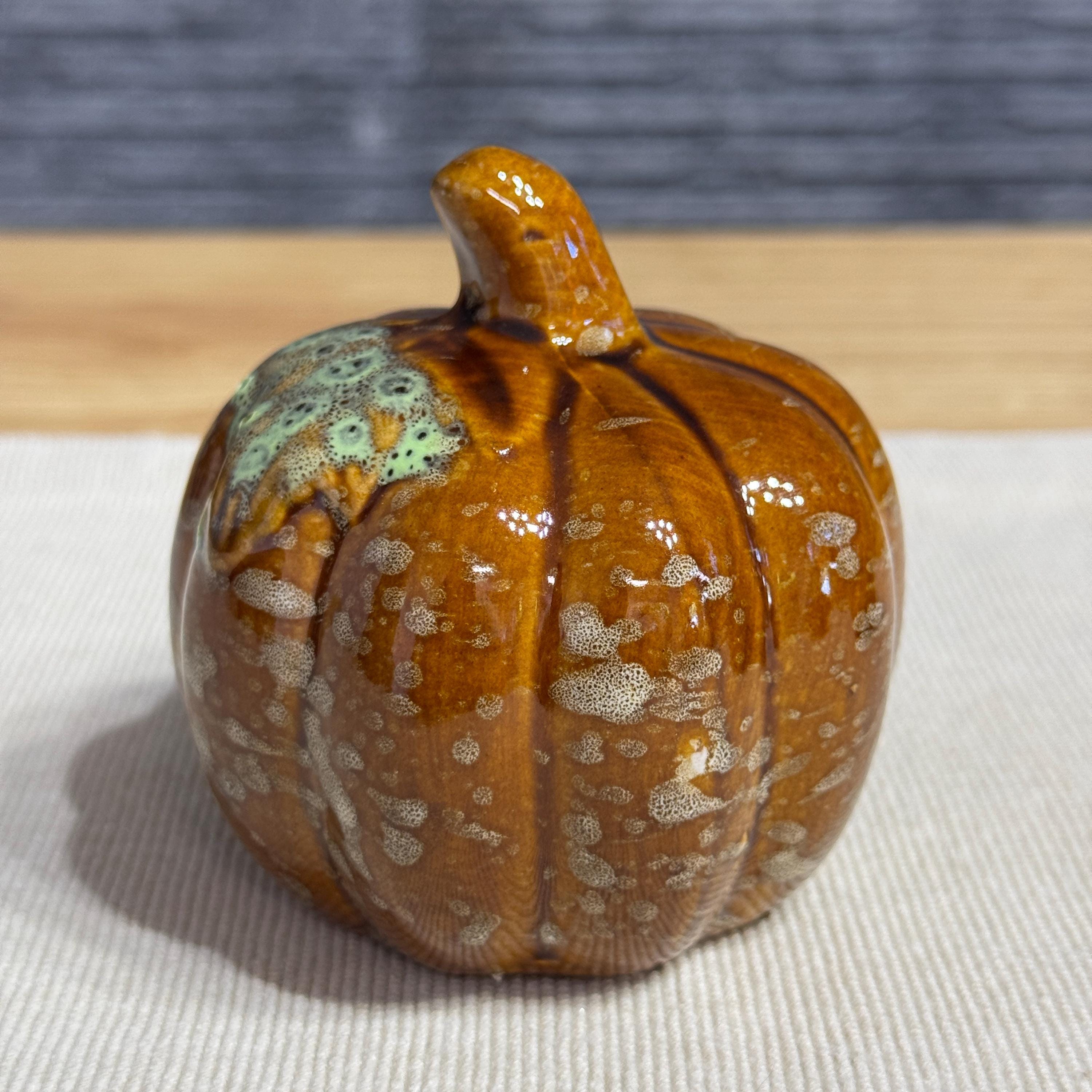1個の手作り陶器製かぼちゃ、秋のハロウィン、感謝祭、かぼちゃの