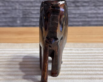 ヴィンテージの手彫りの木製象、スリランカの民芸品の置物、ダーク