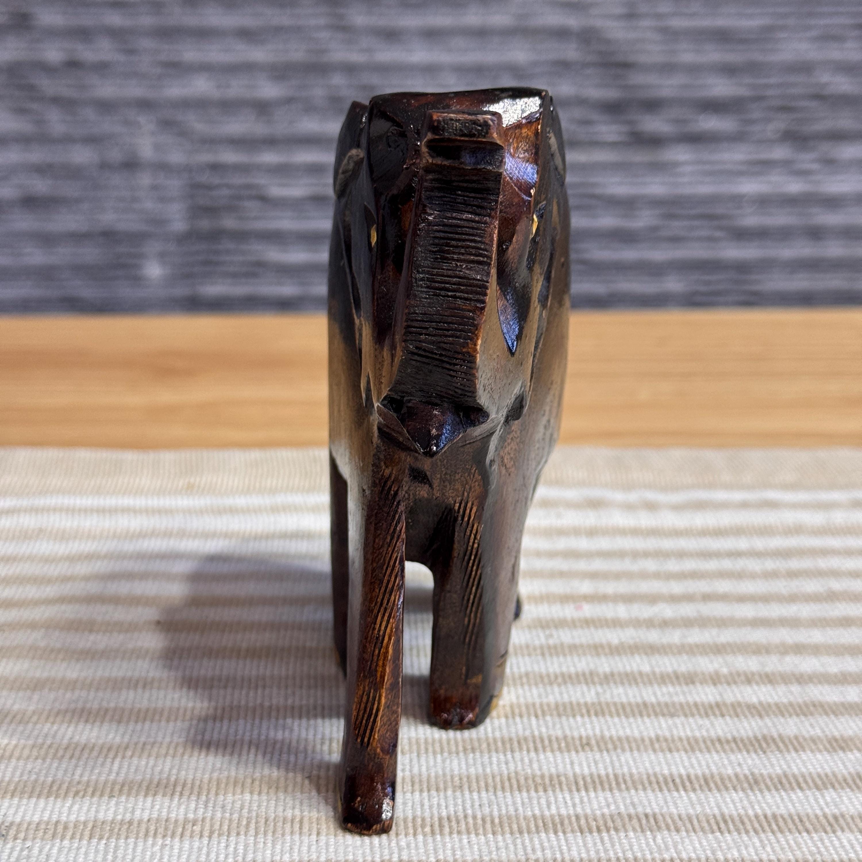 ヴィンテージの手彫りの木製象、スリランカの民芸品の置物、ダーク