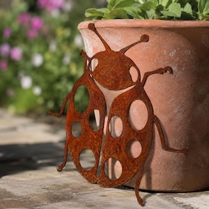 Escultura plana de joaninha em metal enferrujado para decoração de jardim, arte externa para quintal, feita à mão nos EUA, decoração de parede com inseto, ornamento rústico de inseto, enfeite para vaso de plantas, 15 cm (6 polegadas)