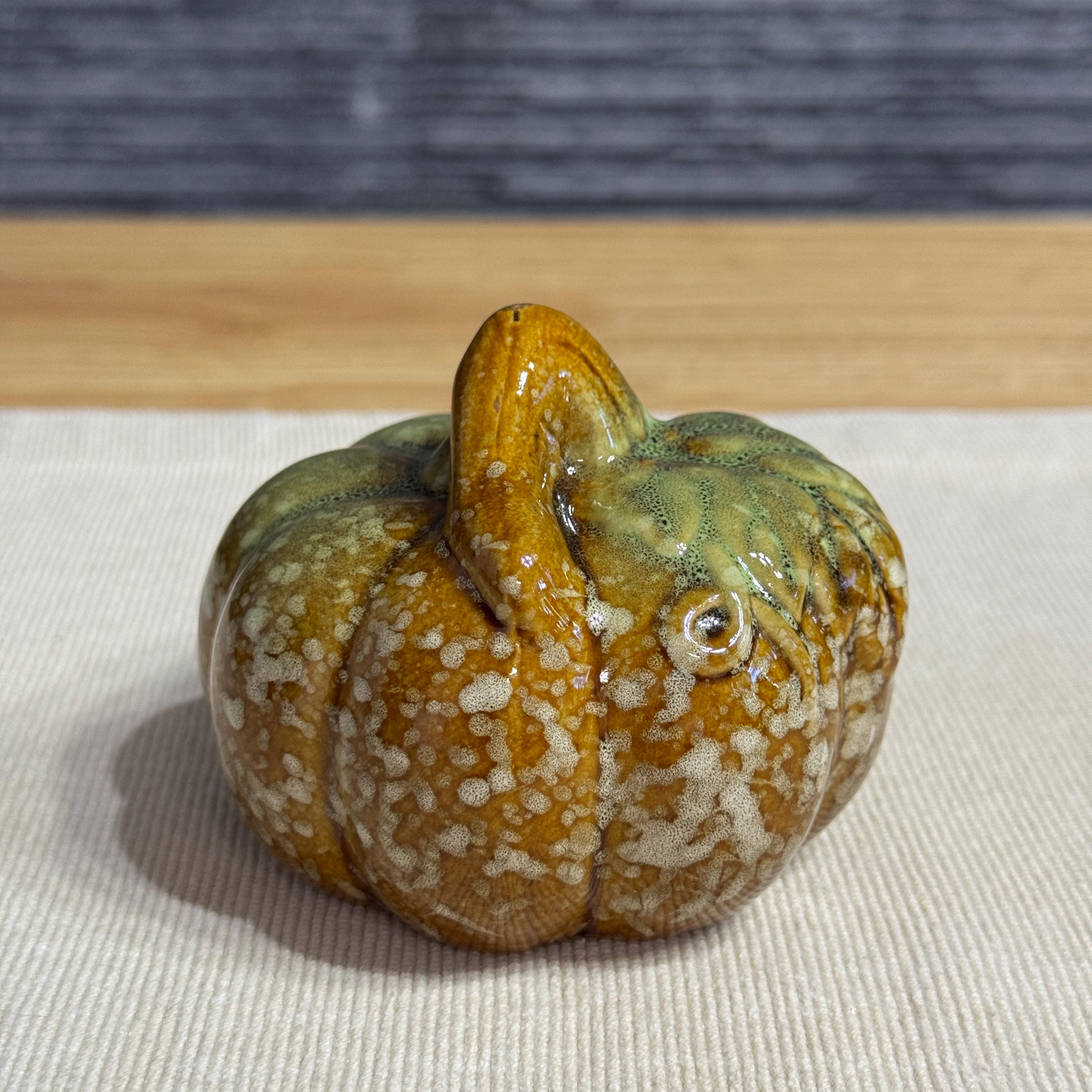 1個の手作り陶器製かぼちゃ、秋のハロウィン、感謝祭、かぼちゃの
