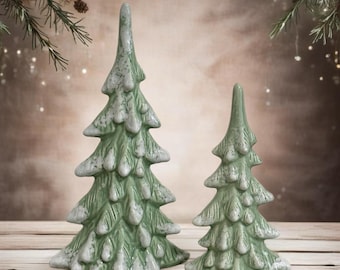 Albero di Natale. Decorazione di Natale ricamo a perline in plastica Albero di Natale. Decorazione di Natale ricamo a perline in plastica