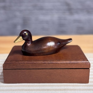 Caja de naipes vintage con forma de pato de madera, pico de latón, caja de madera marrón, juego de naipes artesanal, Taiwán 1980, tapa con figura de pato de 18 cm