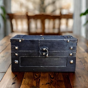 Baule in legno fatto a mano vintage da 8,7" con dettagli in bronzo, scatola portaoggetti nera anticata per gioielli, ricordi o decorazioni per la casa, regalo unico perfetto
