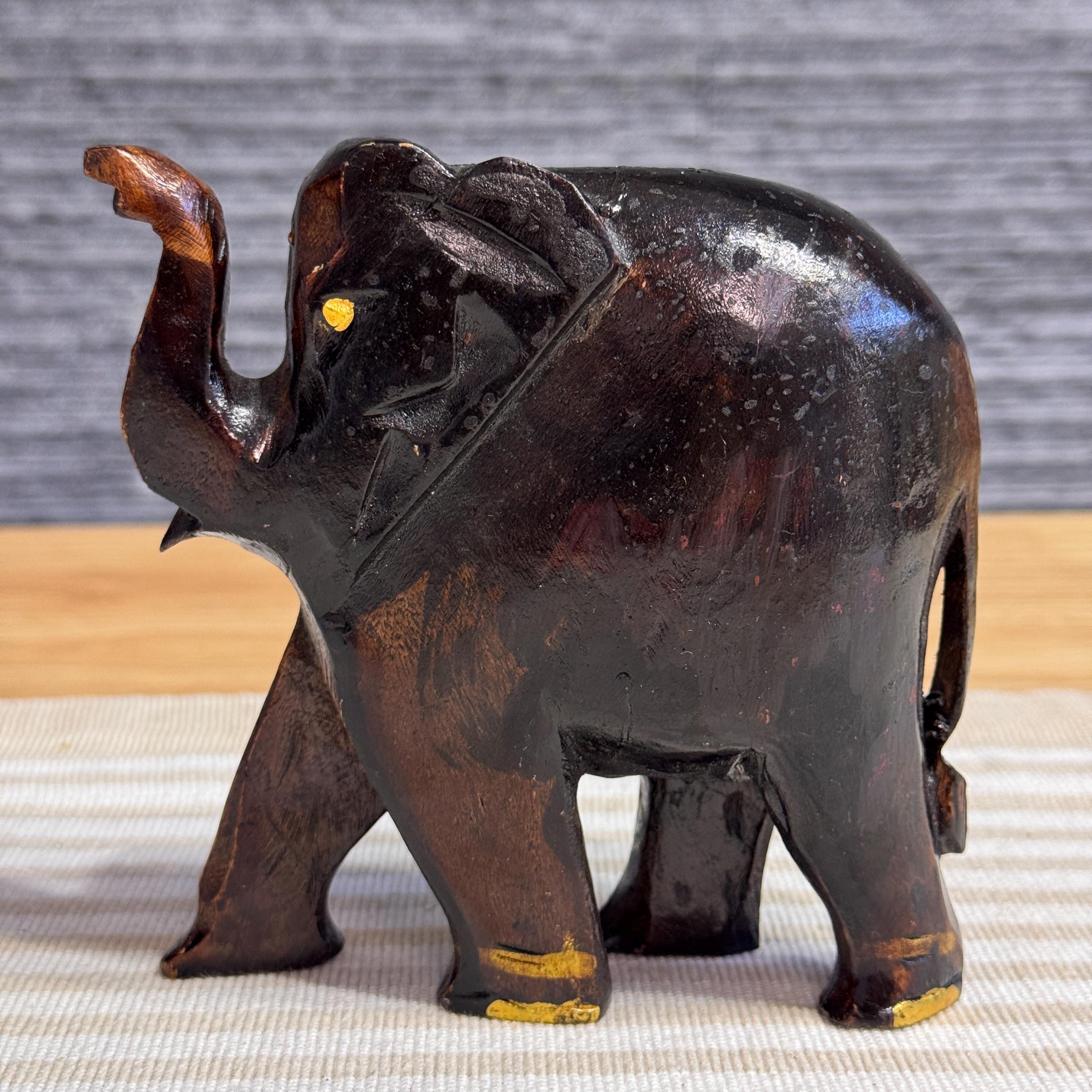 ヴィンテージの手彫りの木製象、スリランカの民芸品の置物、ダーク