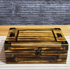 Baule portaoggetti in legno vintage da 9'', scatola portaoggetti marrone fatta a mano con dettagli in metallo color bronzo, organizer decorativo per gioielli, regalo per la casa