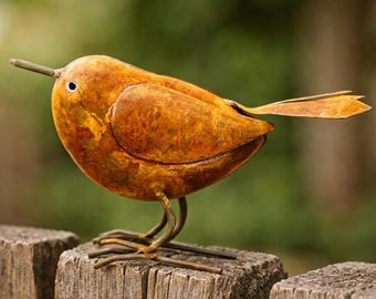 Escultura de pájaro con efecto óxido, estilo rústico, de metal vintage, para jardín, con cerca, árbol y pájaro, color marrón oxidado y naranja, 5 pulgadas