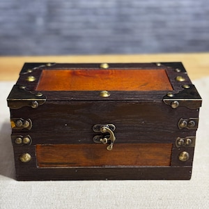 8.7&#39;&#39; Vintage wooden brown storage box trinket trunk chest, antique-style jewelry keepsake case brass accents, Home decor organizer