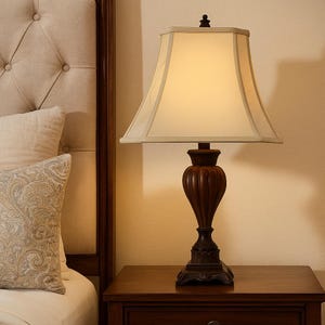 Vintage tafellamp, Italië 1980 klassieke bruine basislamp, crèmekleurige lampenkap, gesneden ontwerp elegante huisverlichting, decor nachtkastje lamp