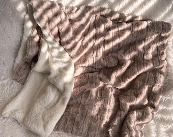 Handgefertigte Plüschdecke 130x60 cm Sherpa-Rücken - Kuschelig, flauschig, Geschenk zum Valentinstag, Muttertag, weiche beige Decke, warme Decke