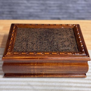 Vintage houten sieradendoos, Italië jaren 60, met de hand gesneden spiegel aan de binnenkant, bruin houten sierlijke deksel, aandenken opbergdoos cadeau koffer kofferbak cadeau 11''