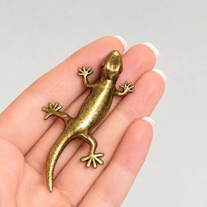 Handgefertigte Gecko-Figur aus Messing, goldfarbene Metall-Echsenskulptur, Reptilienminiatur, Geschenk für Naturliebhaber, Regaldekoration, 5 cm großes Sammlerstück