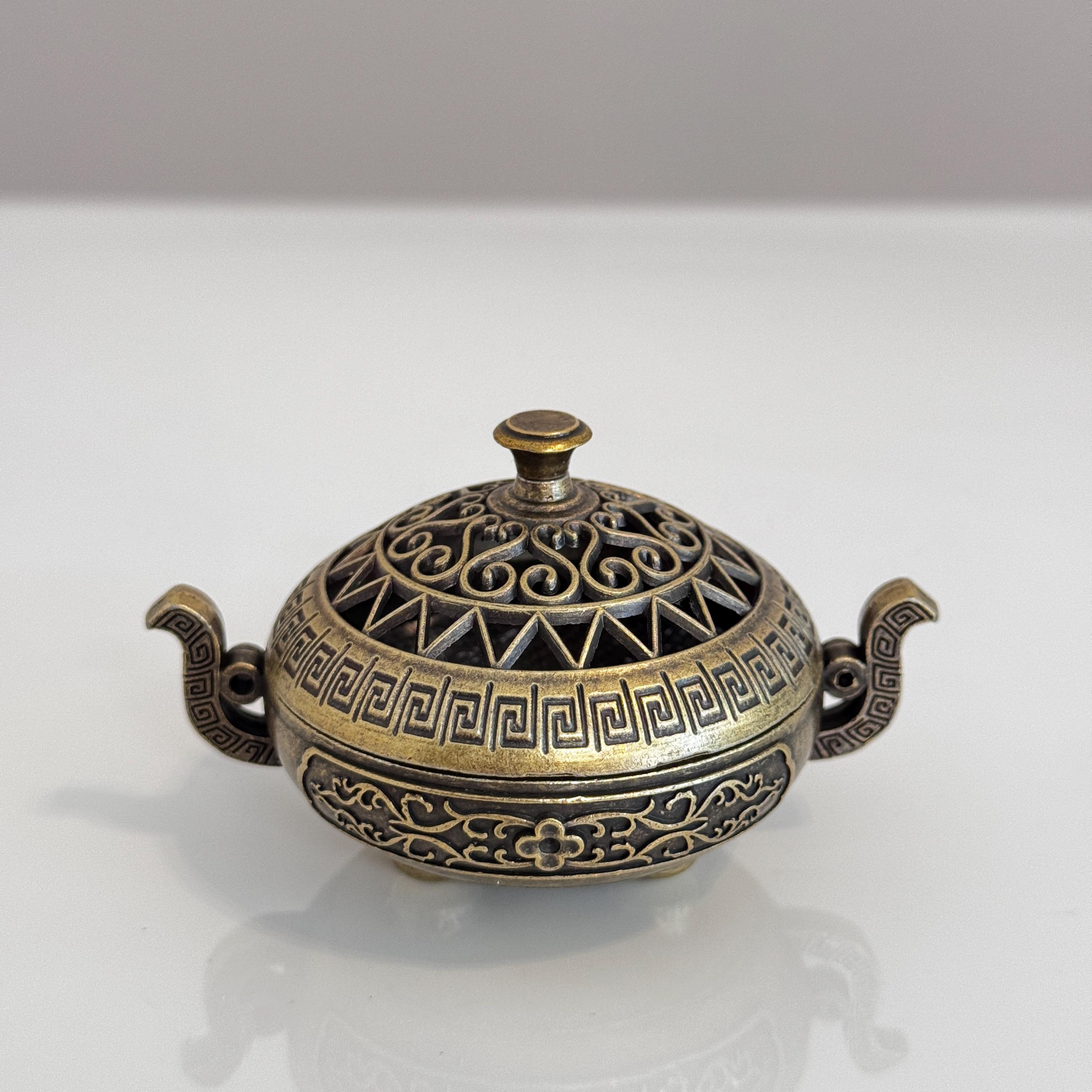 有田焼　香炉　Japanese antique incense burner 有田焼 香炉 Japanese antique incense burner Vintage Japanese