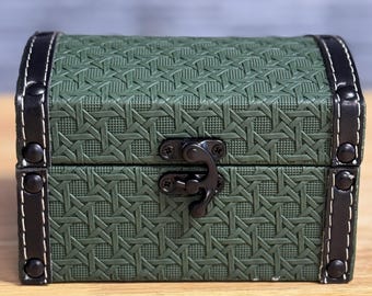 緑色の装飾的な木製ジュエリーケース オールド　ヴィンテージ 緑色の木製レザーボックス、金属製金具、手作りの装飾チェスト