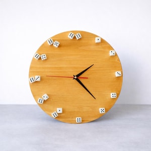 Wandklok met houten dobbelstenen, gameroomdecor, casinostijl