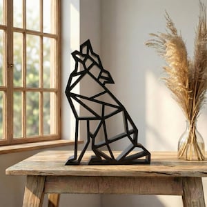 Peut inclure: Une sculpture de loup géométrique noire, composée de formes angulaires, est posée sur une table en bois. L'œuvre représente un loup hurlant, la tête levée. La sculpture est une pièce décorative moderne, idéale pour la décoration intérieure.