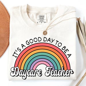 Kindergärtnerin PNG, Retro Regenbogen Kindertagesstätte Shirt Png Design, Frühkindliche Lehrer Sublimation, Zurück zu Schulpersonal PNG, Kindertagesstätte Gruppe Png