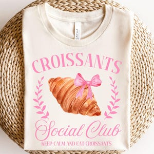 Croissant Coquette Png, Croissant Social Club Shirt Png, Backen Rosa Schleife Png, Croissant Gebäck Liebhaber Png, Bäckerei Ästhetik Png, Frühstück Png