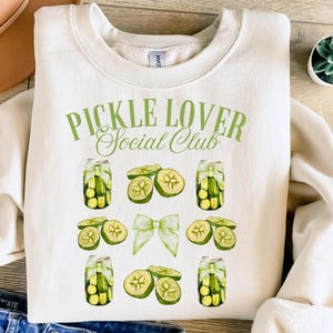 Pickle Lover Social Club Png, Coquette Pickle Girly Png Design per maglietta, Trendy Coquette Bow Pickle Aesthetic Png, Divertente maglietta Pickle Sublimazione
