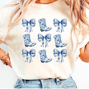 Cowgirl Chinoiserien PNG, Blaue Toile Schleife Western Boot Shirt Png Design, Vintage Blumenschleife Sublimation, Ästhetischer Porzellan Cowboystiefel png