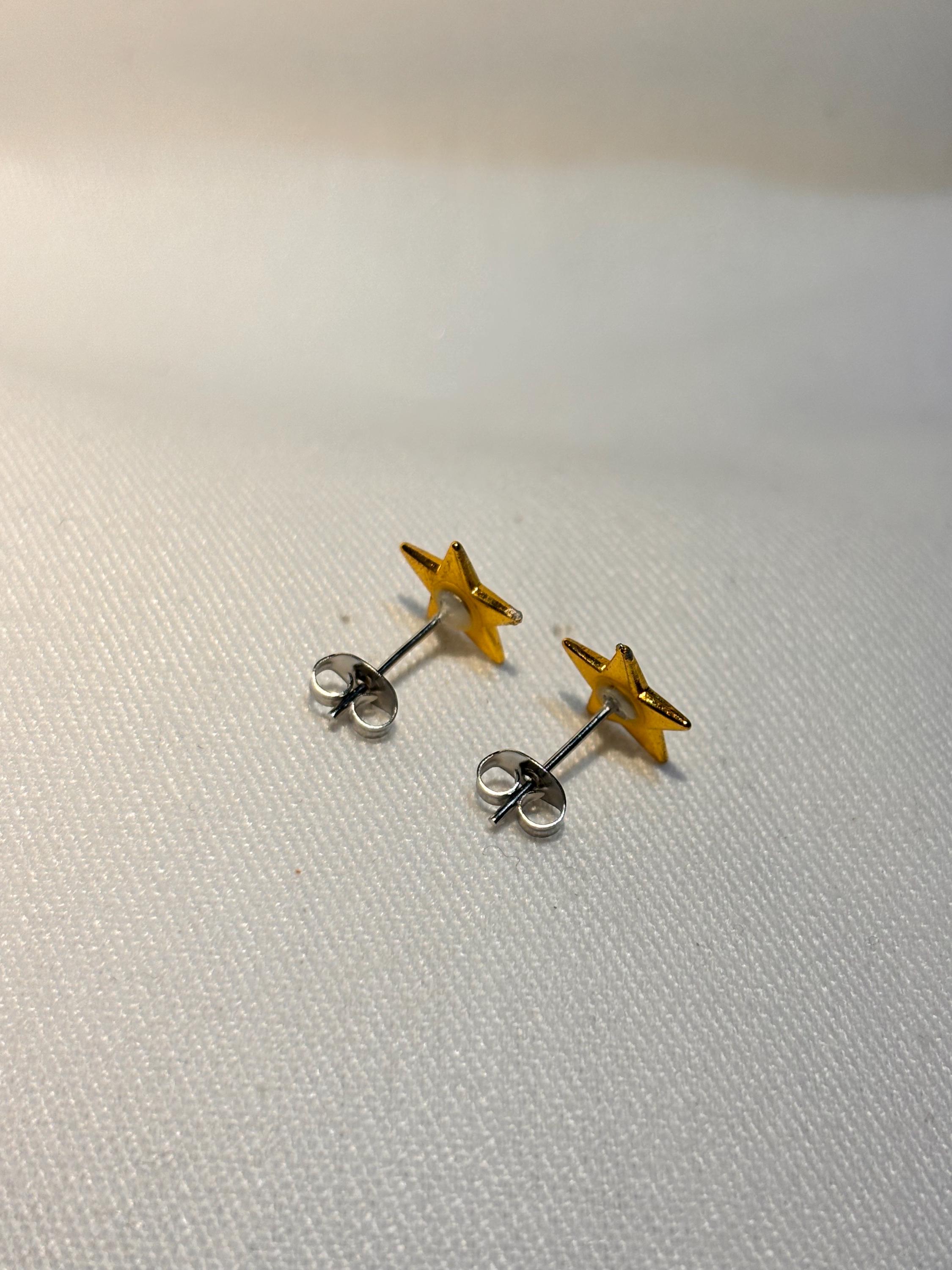 ゴールドスタースタッドピアス - Etsy 日本