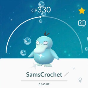 K&ouml;nnte beinhalten: Ein blauer und wei&szlig;er Pok&eacute;mon-Charakter mit einem gro&szlig;en Schnabel und einem Stern auf der Brust. Der Charakter hei&szlig;t "SamsCrochet" und hat einen KP von 330. Der Charakter hat 0 von 65 KP.