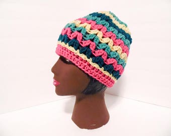 Czapka beanie Messy Bun wykonana na szydełku: kucyk z przeszyciem w kształcie litery V