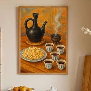K&ouml;nnte beinhalten: Gerahmtes Gem&auml;lde einer Kaffezeremonie. Eine schwarze Kaffeekanne steht auf einer gewebten Matte, mit kleinen Tassen, Popcorn und einem rauchenden R&auml;uchergef&auml;&szlig;. Eine Sch&uuml;ssel mit Obst und anderen Servierschalen befinden sich im Vordergrund.