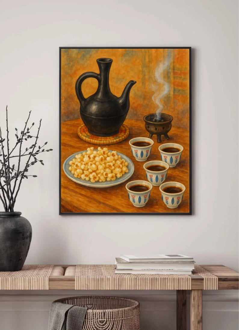 K&ouml;nnte beinhalten: Gerahmtes Gem&auml;lde, das ein Stillleben zeigt: eine schwarze Kaffeekanne, kleine Kaffeetassen, ein Teller Popcorn und ein rauchender R&auml;uchergef&auml;&szlig;. Die Szene spielt auf einem Holztisch mit warmer Farbpalette.