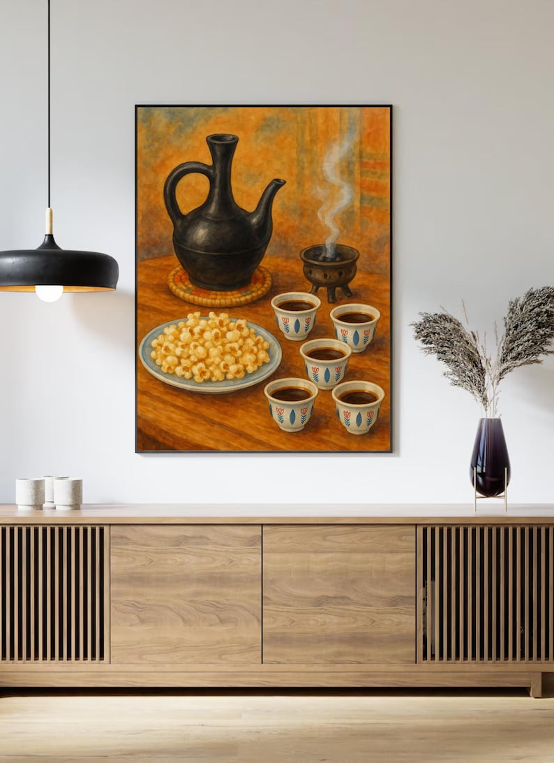 K&ouml;nnte beinhalten: Ein Stillleben-Gem&auml;lde zeigt eine schwarze Kaffeekanne, einen R&auml;uchergef&auml;&szlig; und kleine Kaffeetassen. Ein Teller mit Popcorn befindet sich ebenfalls auf dem Tisch. Die Szene spielt auf einem Holztisch mit warmem, orangefarbenem Hintergrund.