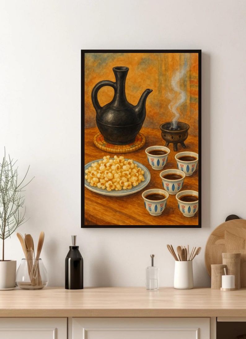 K&ouml;nnte beinhalten: Gerahmtes Stillleben-Gem&auml;lde mit einer schwarzen Kaffeekanne, kleinen Kaffeetassen, einem Teller Popcorn und einem rauchenden R&auml;uchergef&auml;&szlig; auf einem Holztisch. Der Hintergrund hat warme Orange- und Braunt&ouml;ne.