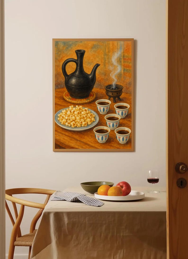 K&ouml;nnte beinhalten: Ein gerahmtes Gem&auml;lde zeigt ein Stillleben mit einer schwarzen Kaffeekanne, kleinen Tassen und einem Teller Popcorn. Ein kleiner R&auml;uchergef&auml;&szlig; verstr&ouml;mt Rauch. Ein Tisch ist mit Obst und einem Glas Wein gedeckt.