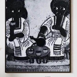 Op de afbeelding: Zwart-witte illustratie van twee mensen die aan een tafel zitten met vier kopjes en een theepot. De mensen dragen traditionele kleding en hebben een donkere huidskleur.